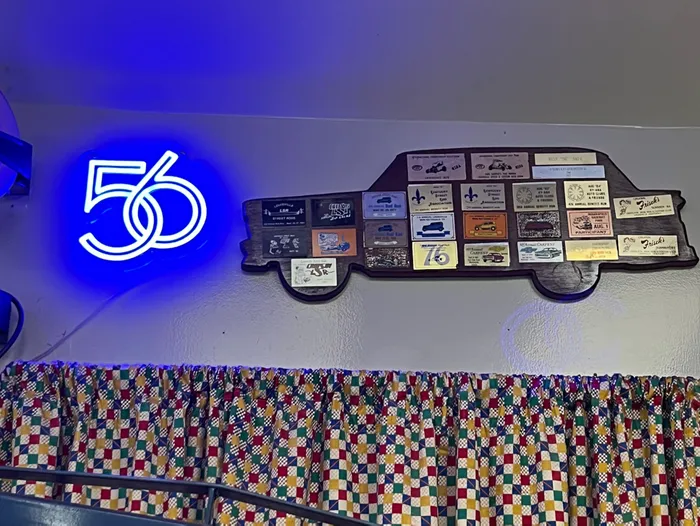 CustomFlyingDiscs.Com - Artwork Neon Sign