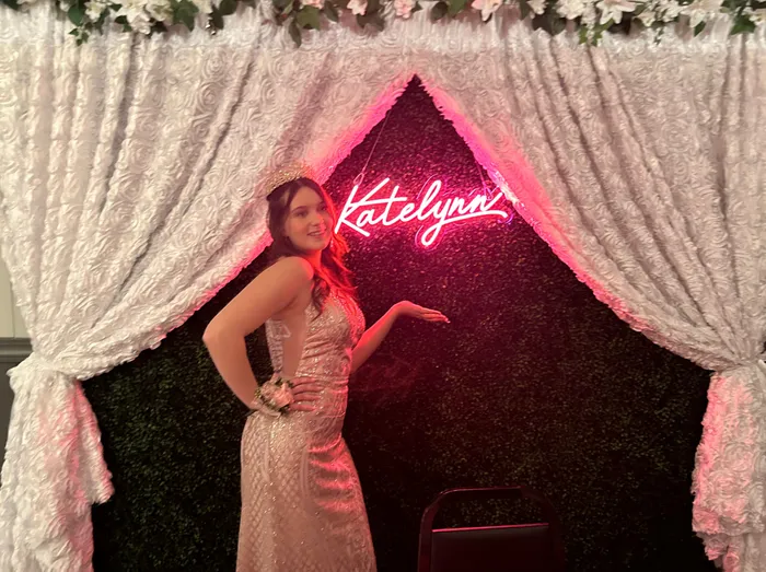 CustomFlyingDiscs.Com - Custom Neon Sign