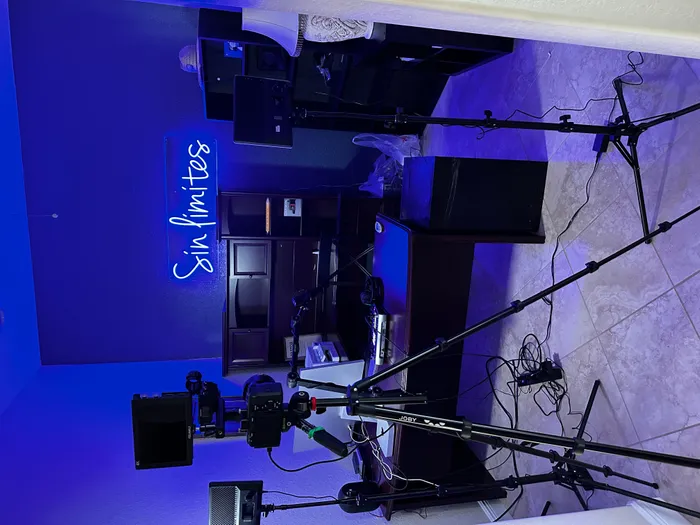 CustomFlyingDiscs.Com - Custom Neon Sign