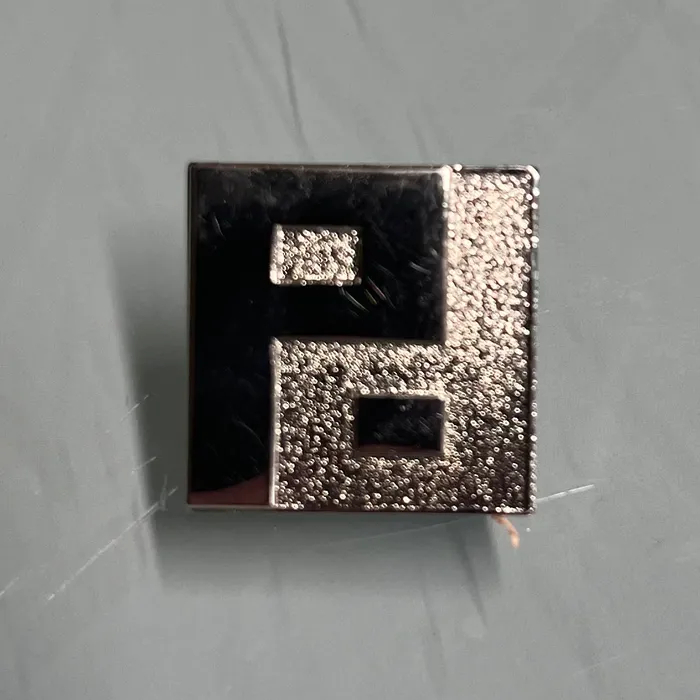 CustomFlyingDiscs.Com - Die Struck Pin