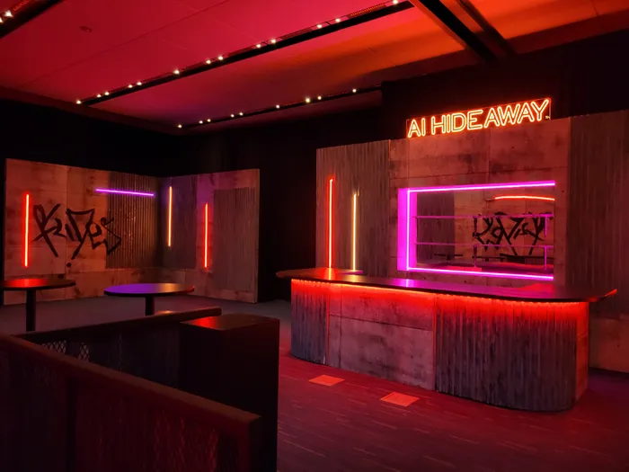 CustomFlyingDiscs.Com - Custom Neon Sign