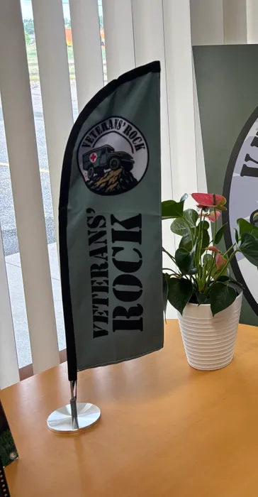 CustomFlyingDiscs.Com - Custom Desk Flags