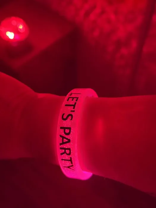 CustomFlyingDiscs.Com - Glow Wristbands
