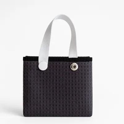 <p>A durable clasp paired with a hanging loop creates a reliable solution for securely hanging items like towels, enhancing organization and accessibility.<br></p>